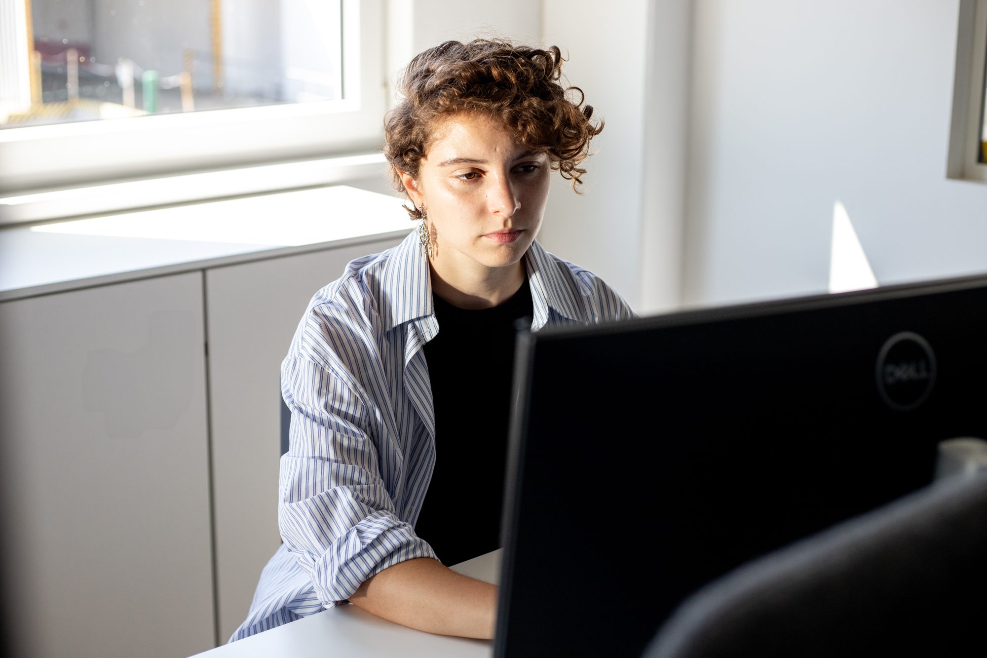Anna Postnikova bei der Arbeit im Büro in Deggendorf
