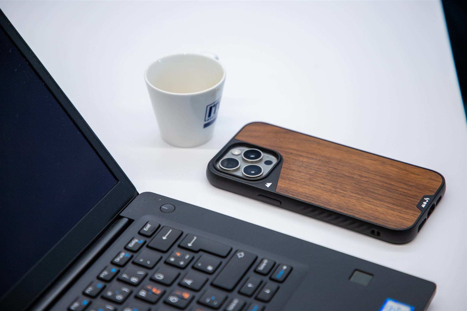 Arbeitsplatz bei Bayern-IT: Laptop und Smartphone