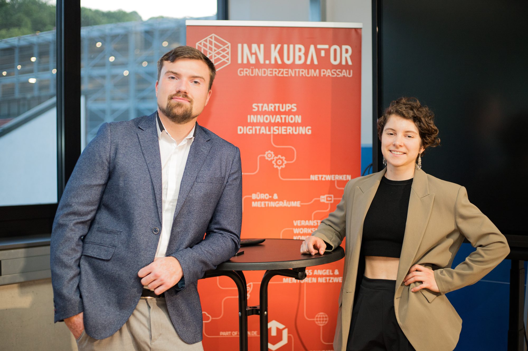Thomas Zarske und Anna Postnikova beim Vortrag zu KI-gestützter Telefonie am INN.KUBATOR Passau